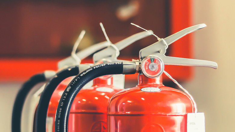 Вершины нескольких огнетушителей