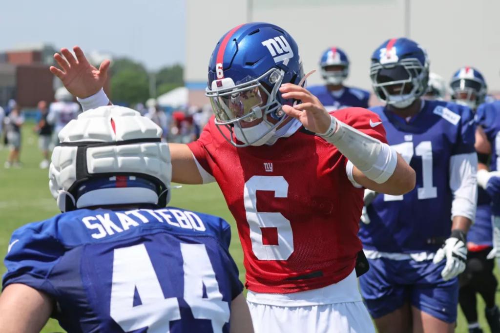 Jaxson Dart, Cam Skattebo демонстрируют подключение новичков в лагере Giants