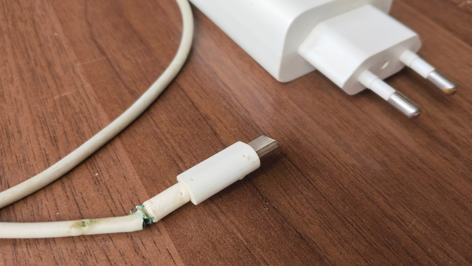 Почему вы никогда не должны пытаться самостоятельно ремонтировать разбитое зарядное устройство