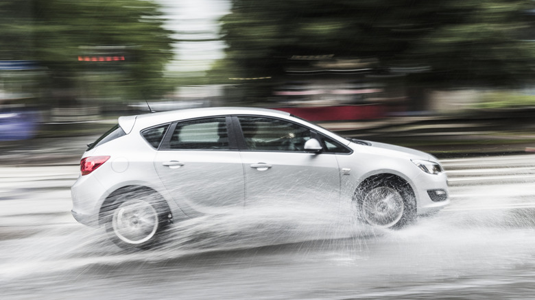 Автомобиль быстро за рулем на воде