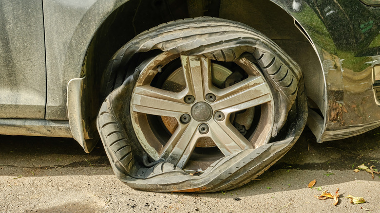 Поврежденная шина установлена в машине