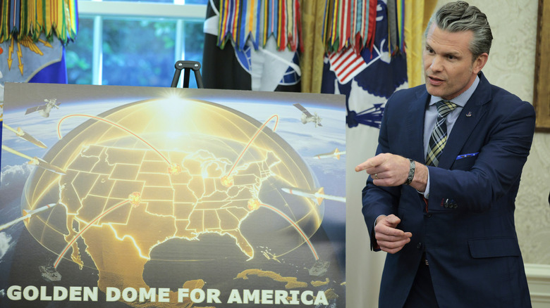 Министр обороны Пит Хегсет обсуждает инициативу «Золотой купол» в Овальном кабинете.