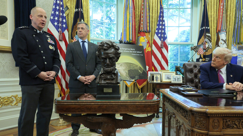 Генерал Space Force Майкл Гетлейн выступает на прессе Golden Dome.