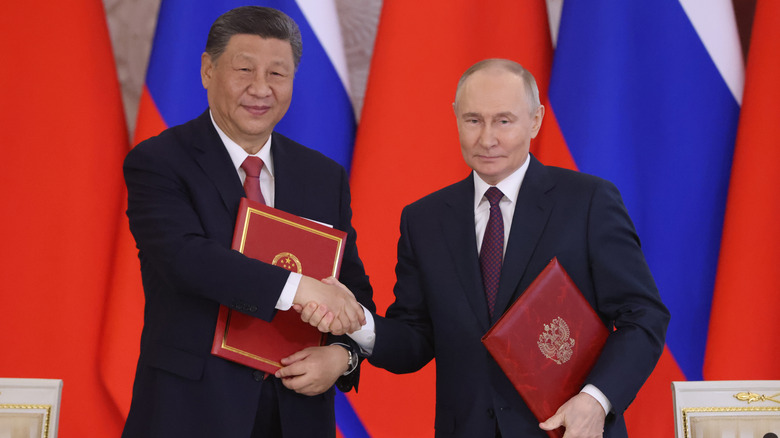 Си Цзиньпин и Владимир Путин встряхивают руки на праздновании Дня победы в мае 2025 года, визит, в котором две страны выпустили совместное заявление, осуждающее Золотой Купол.