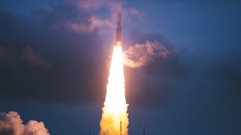 Ракета взлетает из Космического центра Гвианы.