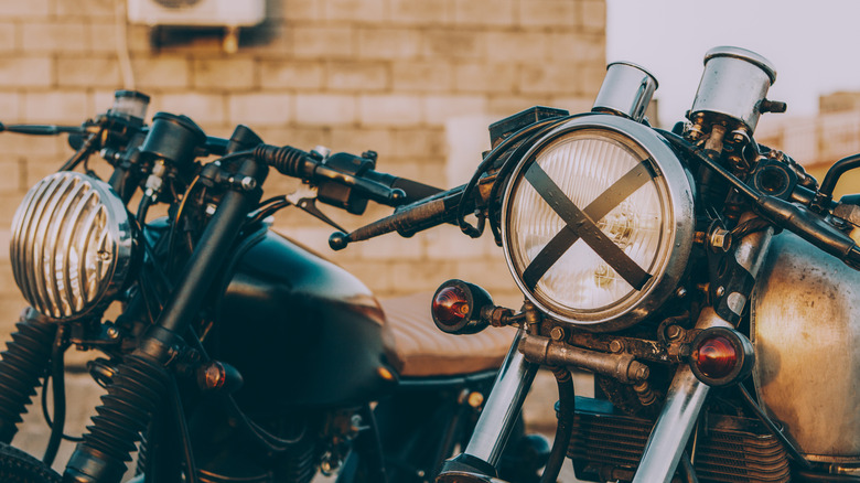 Два винтажных мотоцикла Café Racer, стоящие рядом