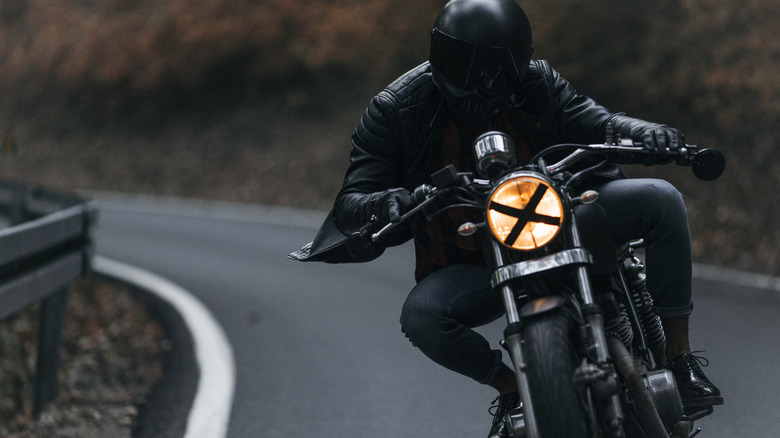 Байкер ездит на велосипеде на шоссе с х на фару