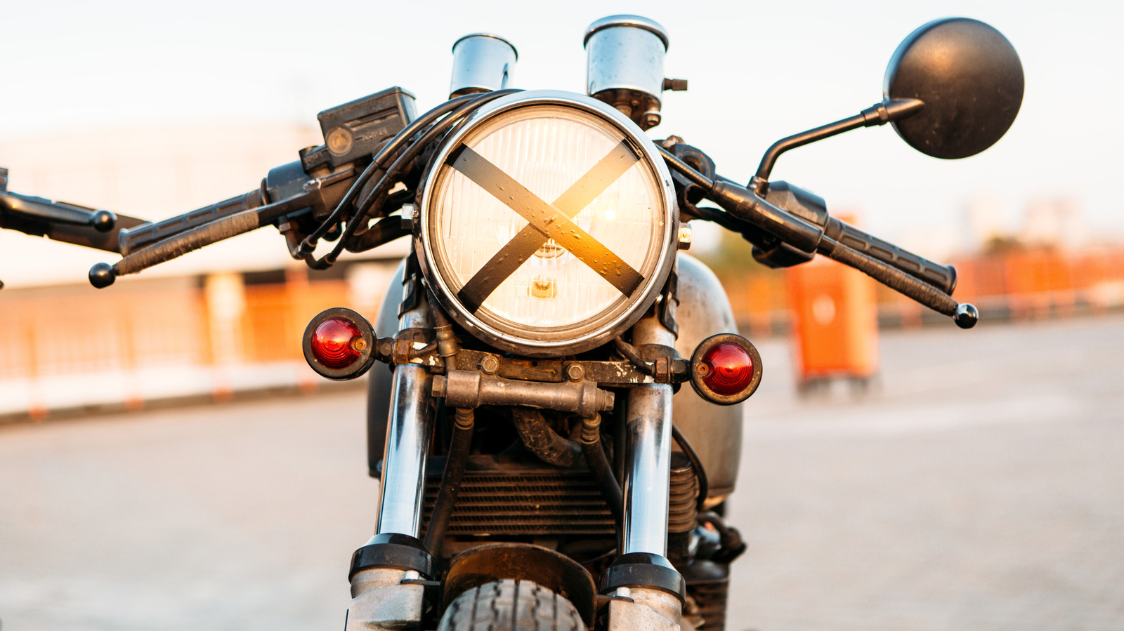 Почему байкеры ставят x на свои мотоциклетные фары?