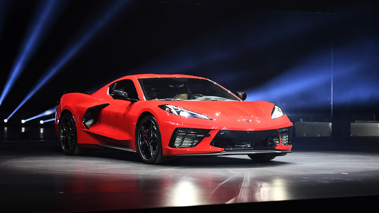 Chevrolet Corvette C8 на официальном раскрытии, спереди 3/4 вида, красная внешность