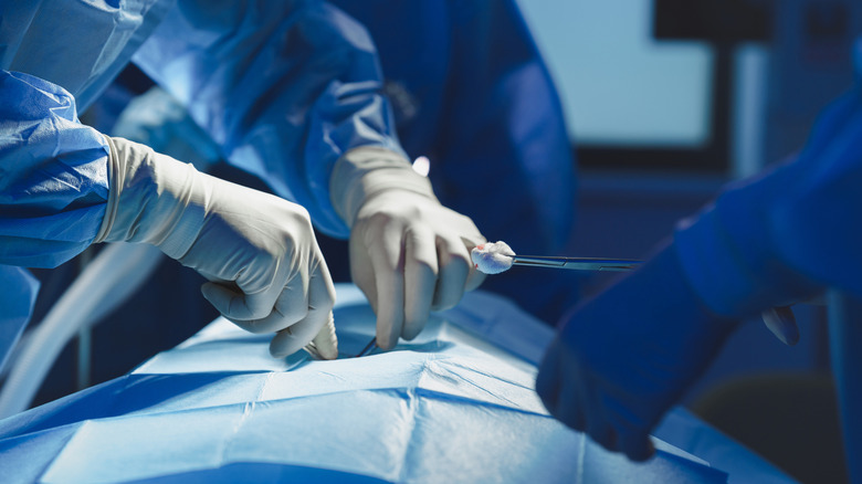 Врач, выполняющий операцию