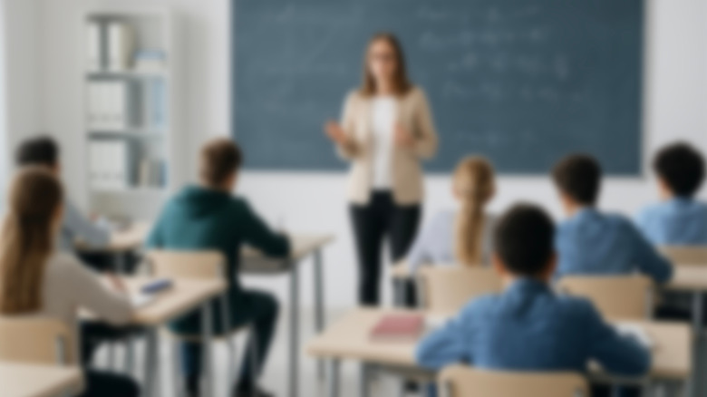 Классная комната с учителем и учениками