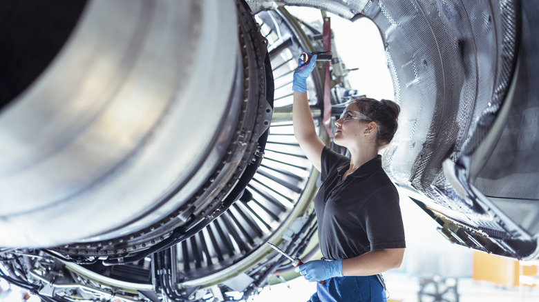 Человек, выполняющий ремонт на машине