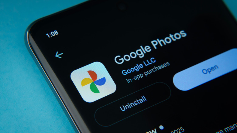 Приложение Google Photos от Google PlayStore отображается на экране смартфона