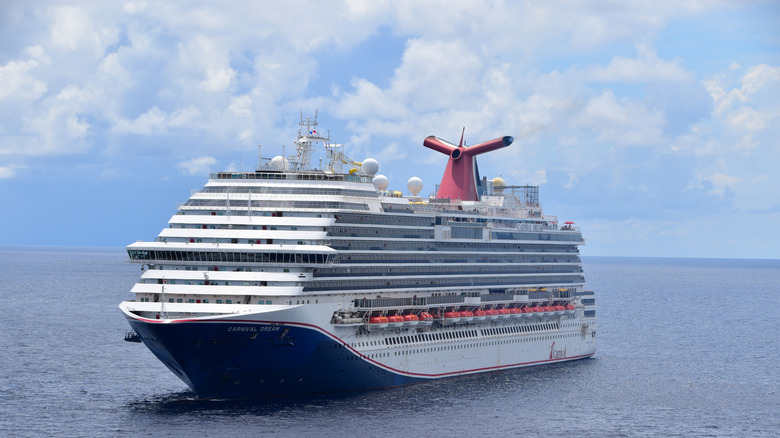 Карнавальный круизный лайнер 