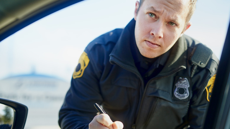 Традовое сияние зарегистрирует водителя на транспортном окне на контрольно -пропускном пункте.