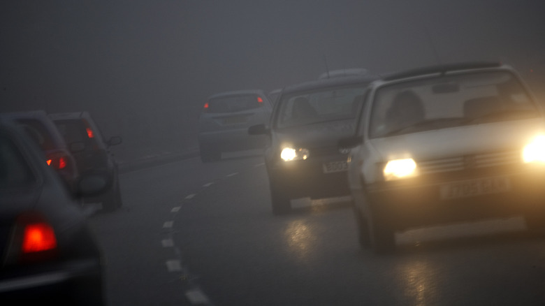 Езда по шоссе среди дождя и тумана