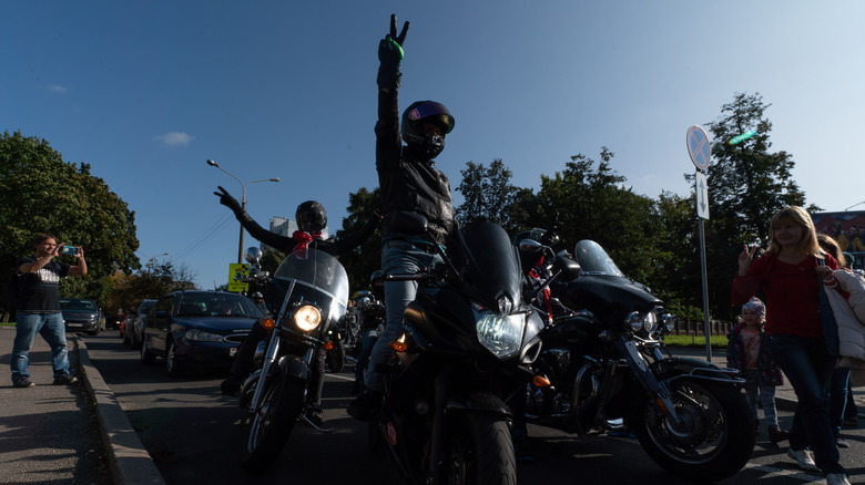 Мотоциклисты показывают v знак на своих велосипедах