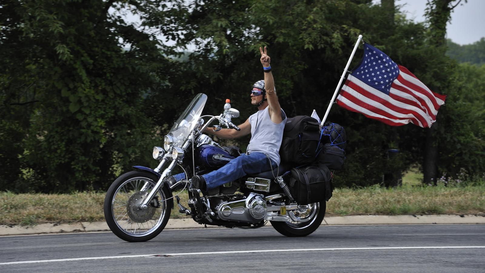 Кто изобрел байкерскую волну? Это был (вероятно) этот культовый дуэт мотоцикла