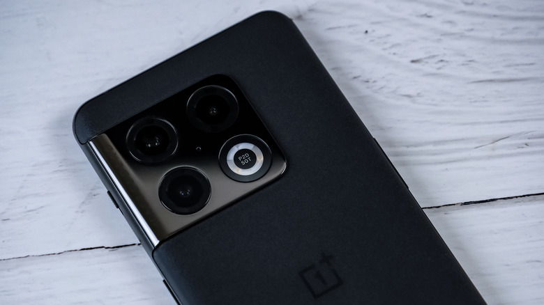 Частичный вид на обратную сторону OnePlus 10 Pro