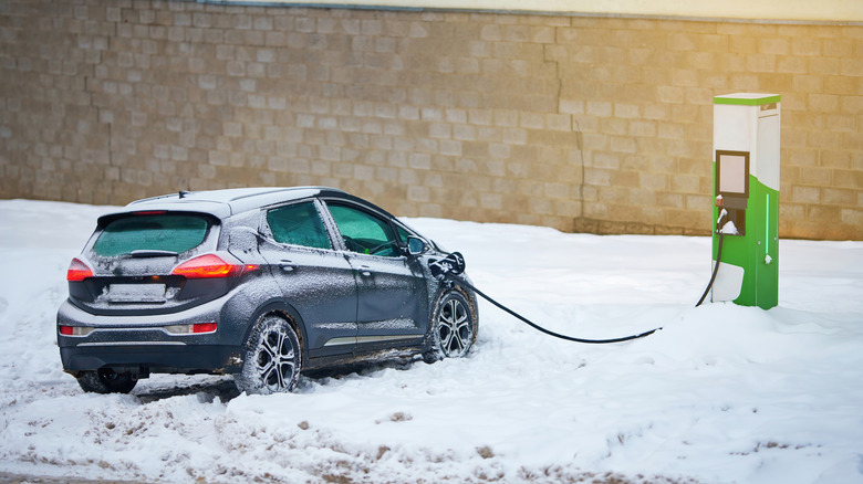 EV заряжается в снегу