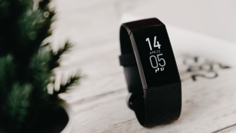 Фитнес -трекер, отображающий время