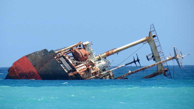 Корабль перевернулся и уничтожен в море