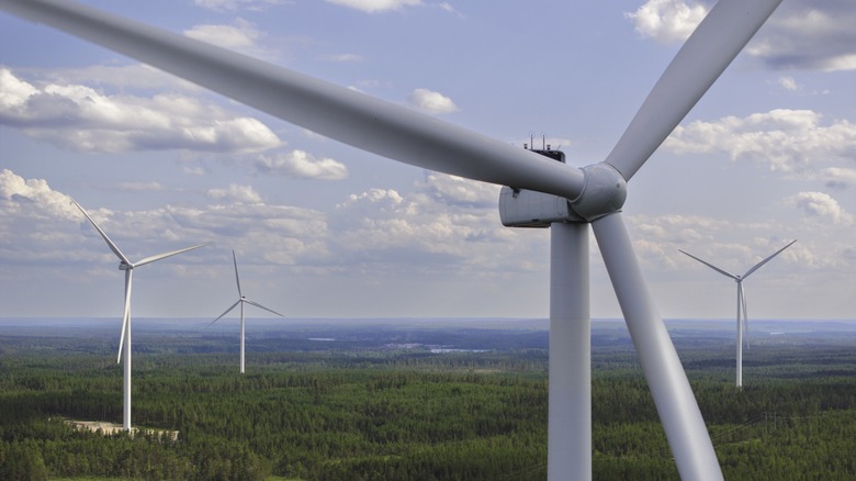 Крупный план ветряной турбины в ветровой ферме