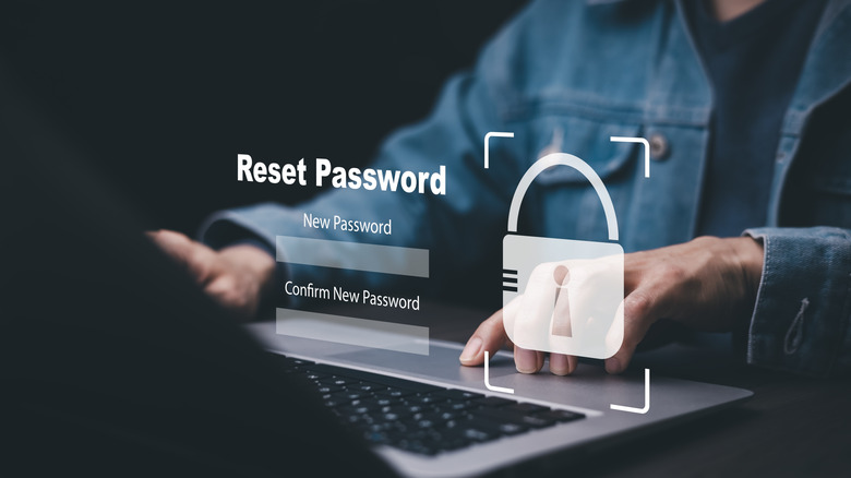 Человек, использующий ноутбук и сбросит свой пароль