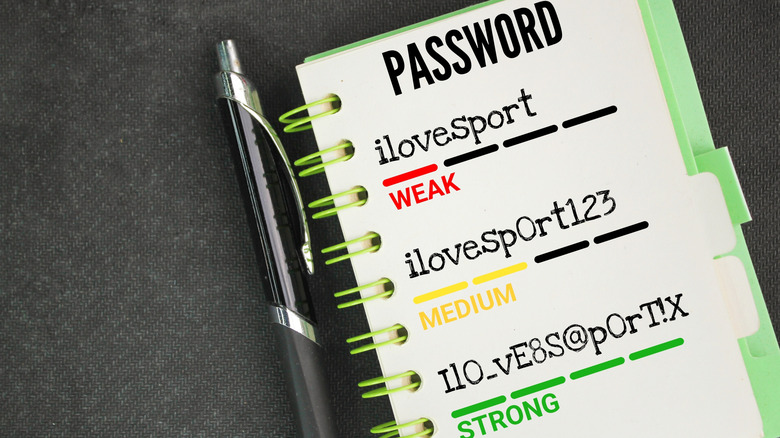 Записная книжка с изложением трех прочности пароля: слабые, средние и сильные пароли.