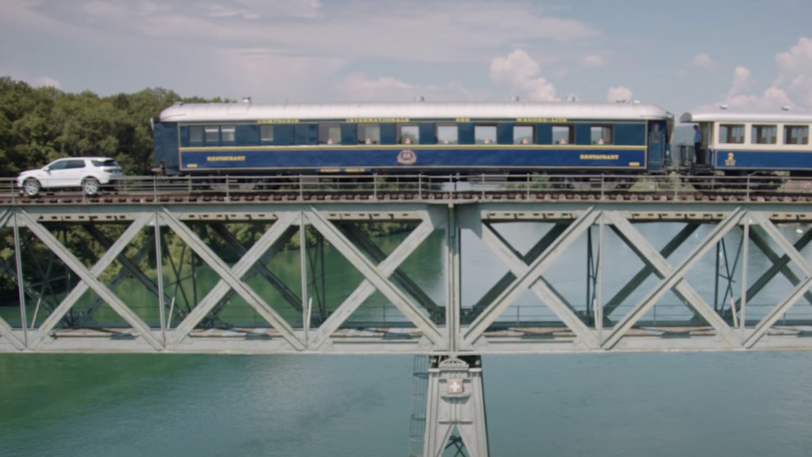 Да, Land Rover действительно может потянуть поезд (даже тот, который весит 100 тонн)