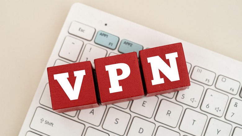 Три красных блока, которые указывают VPN на белой USB -клавиатуре QWERTY.