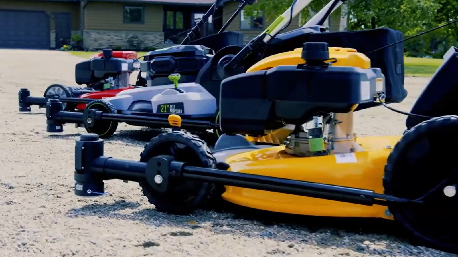 Привязанность к газонокосилкам, которая облегчает питание и окантовку сорняков