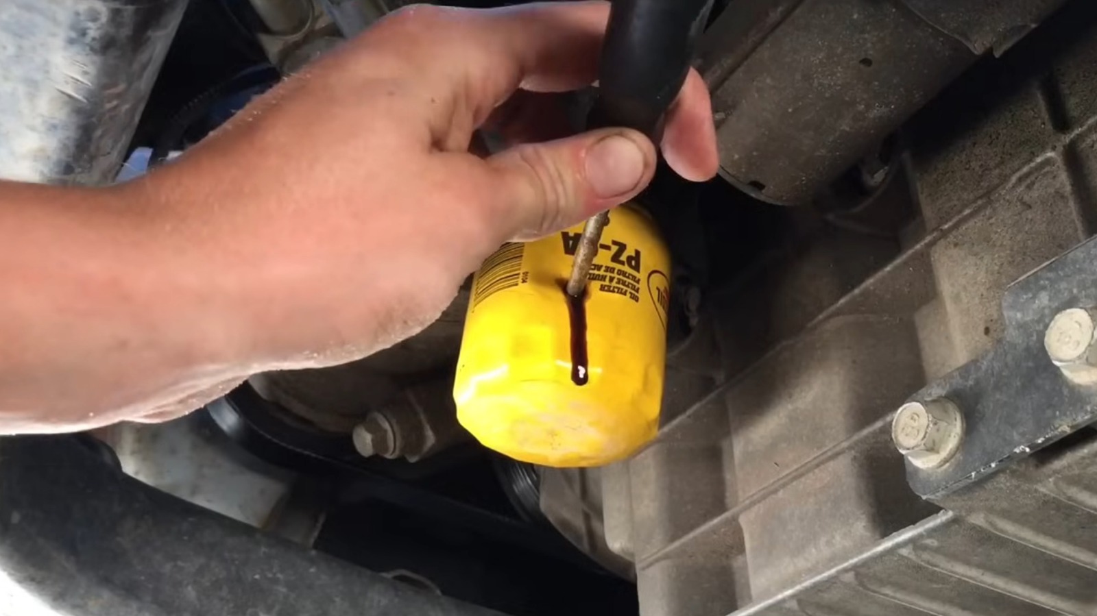 Этот вирусный трюк для удаления застрявшего масляного фильтра работает, но вот почему мы все еще делаем это правильно