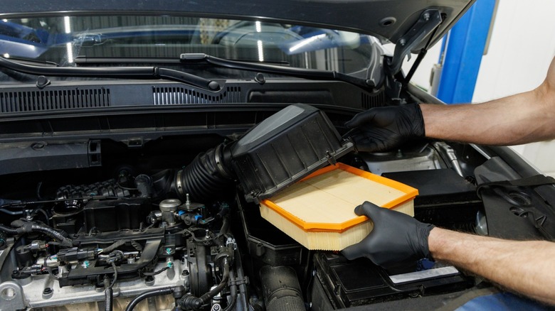 Mechanic Hands заменить воздушный фильтр автомобильного двигателя