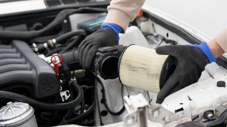Mechanic Hands заменить воздушный фильтр автомобильного двигателя