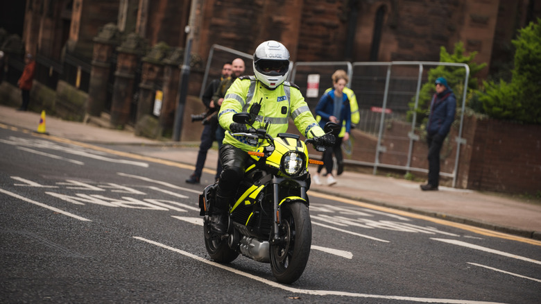 Полицейский, едущий на мотоцикле Livewire, спереди 3/4.