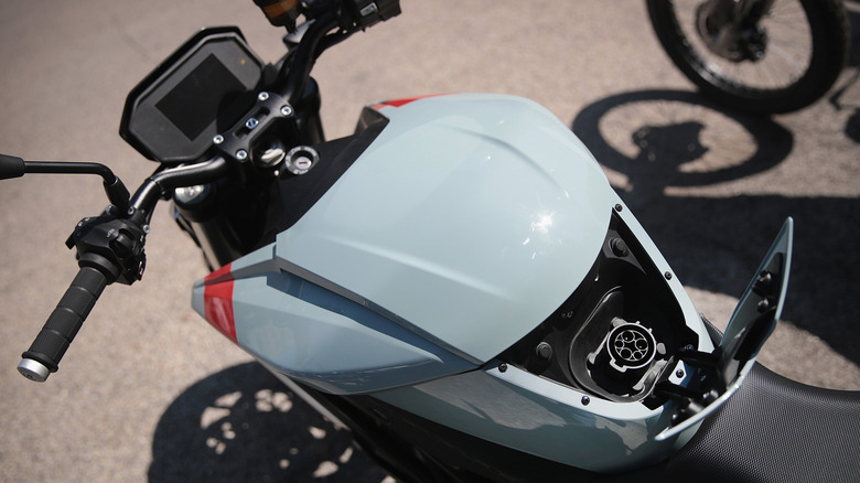 Зарядный порт электрического мотоцикла с пастельным синим баком