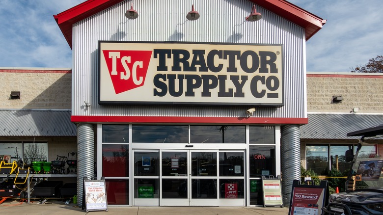 Передняя часть местоположения магазина трактора.