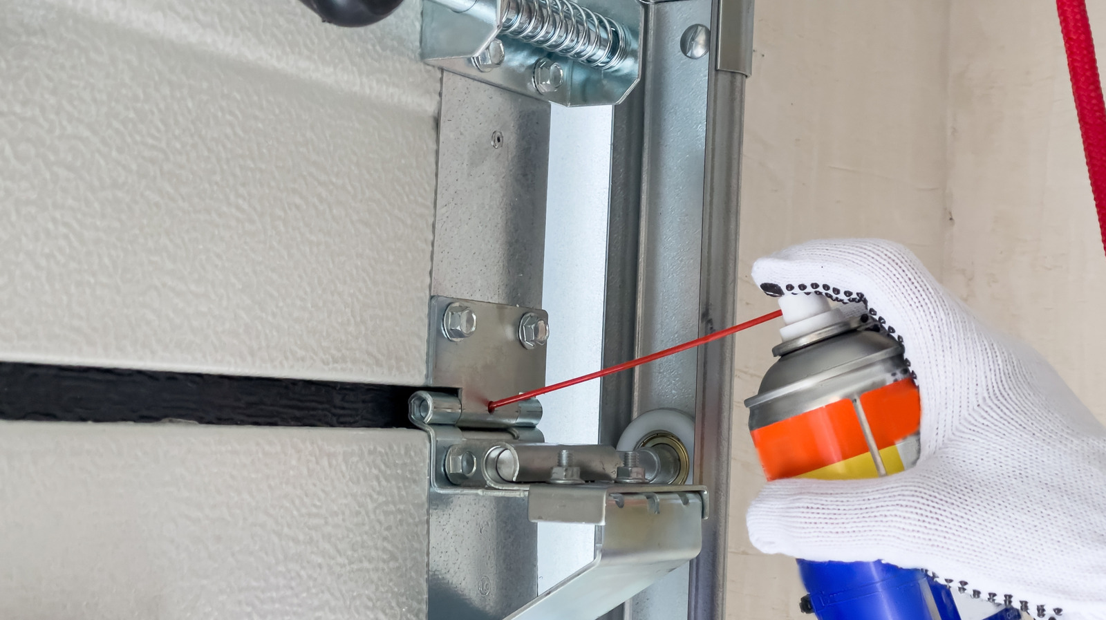 Что лучше всего смазать гаражную дверь?