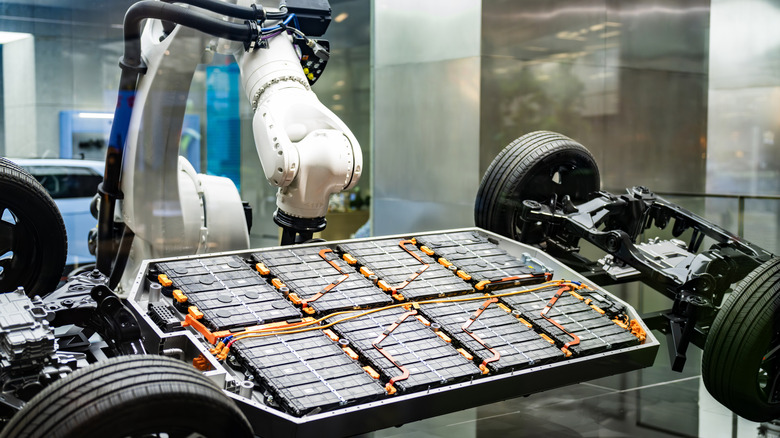 Роботизированная рука работает на батареи EV