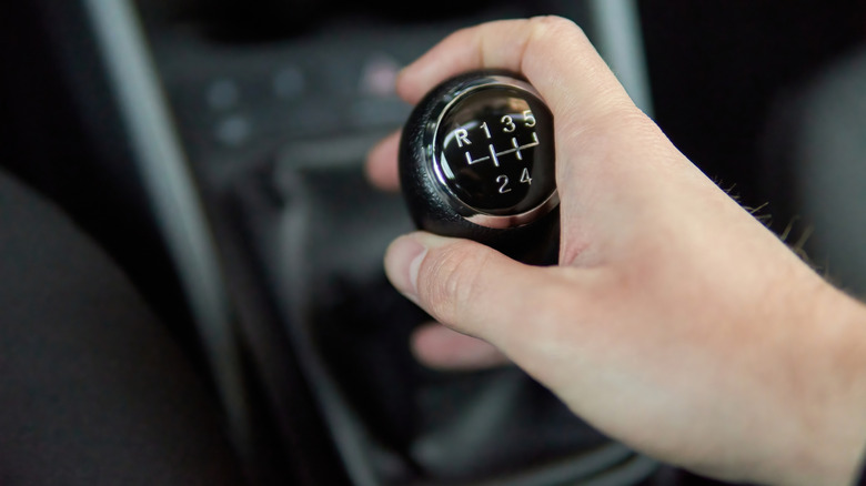 Человек, держащий пятиступенчатую ручную переключатель, близкий фокус