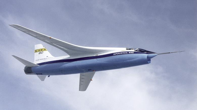 Летающий крестоносник F-8A, который был выбран НАСА в качестве самолета для испытательного стенка.