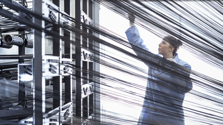 Фабричный работник обрабатывает углеродное волокно