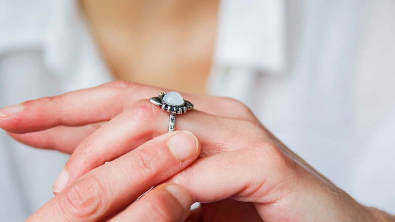 женщина держит кольцо