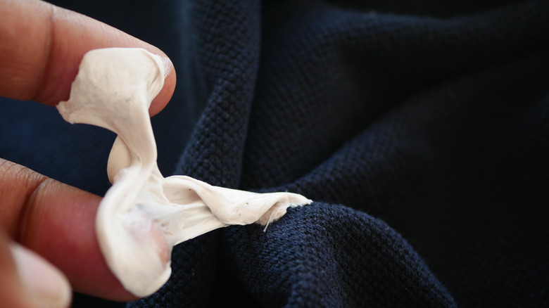 жевательная резинка на ткани