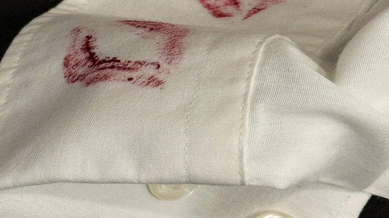 поцелуй Марк на рубашке