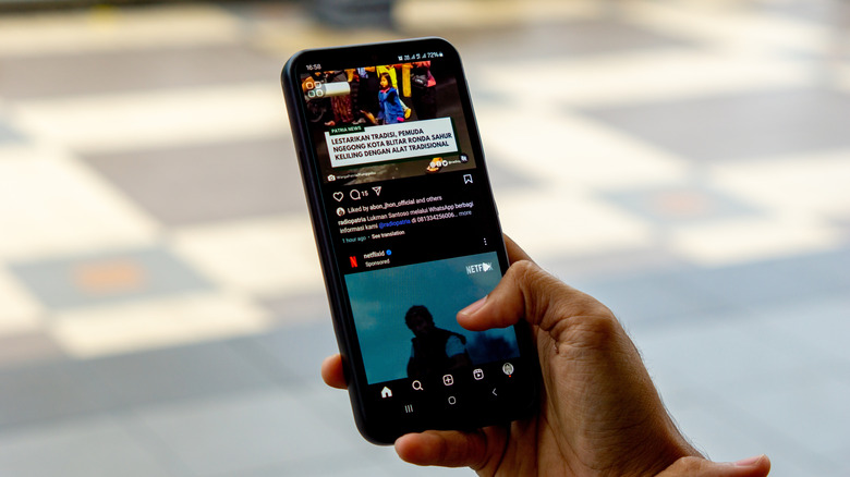 Ручная прокрутка в Instagram подает на смартфон Android.