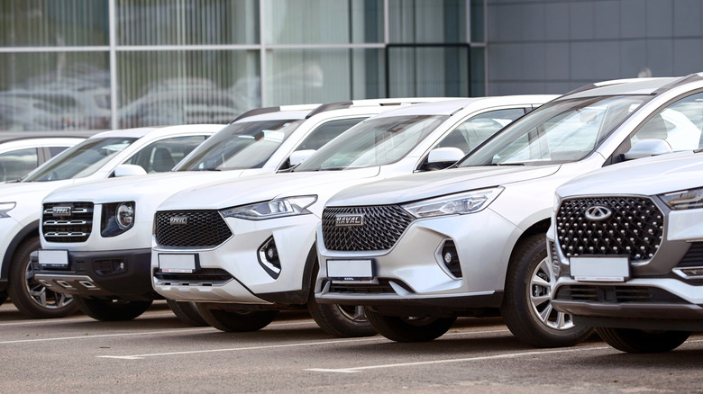 Импортированные китайские автомобили, припаркованные возле выставочного зала в Европе