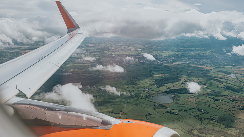 Вид с низкого летающего коммерческого самолета.