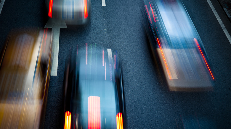 Размытое изображение автомобилей, едущих слишком близко друг к другу